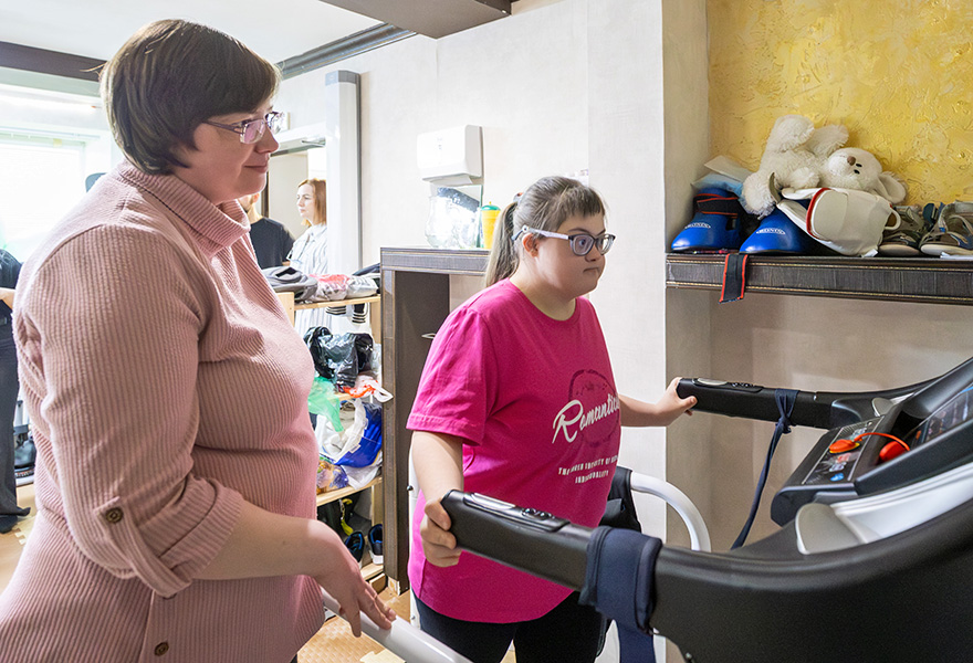 Фото - Радость движения: как проходят тренировки особенных участников забега «Дай пять!»